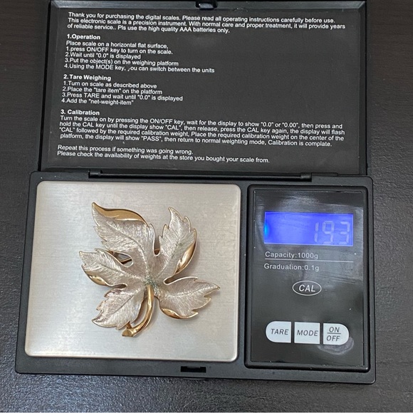 Vintage Unsigned 2-tone Brushed Silver & Gold-tone Maple Leaf Brooch - Picture 8 of 8